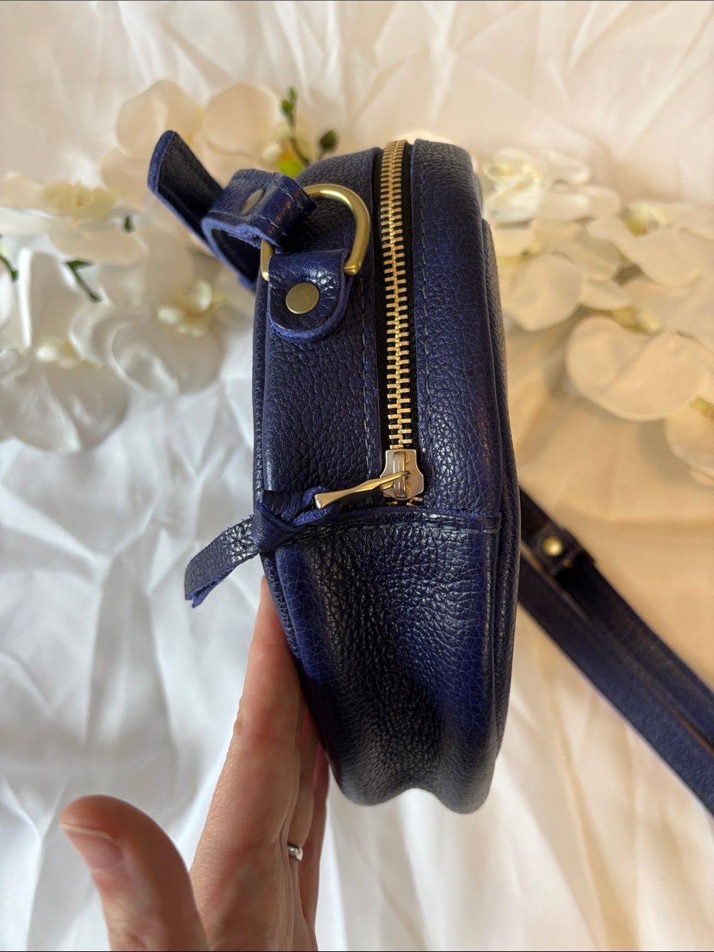 Portland Leather Goods Large Cobalt Pebbled Leather Circle Crossbody Bag - Picture 2 of 10